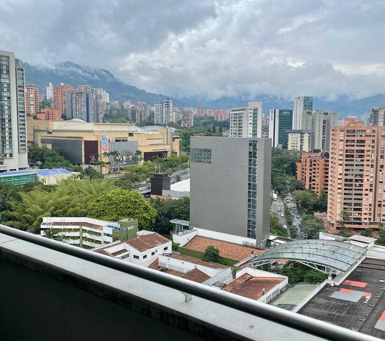 419AP Alquiler de lotf en Medellín, sector El Poblado, barrio oviedo, AMOBLADO . (1)